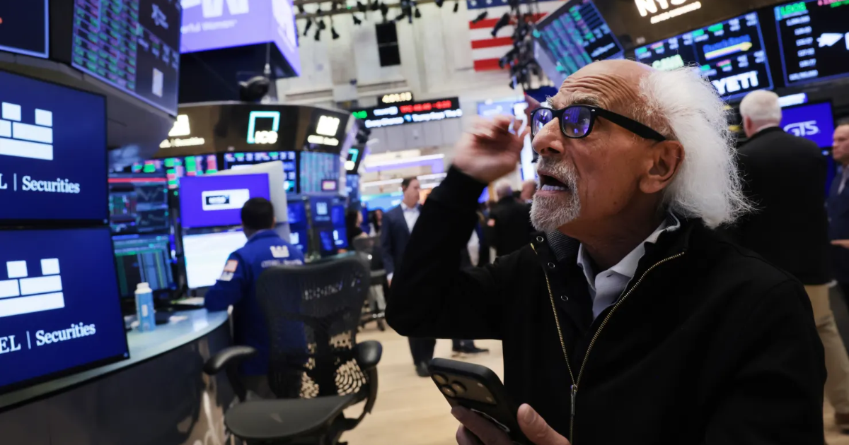 Dow Jones lập đỉnh, dầu sụt 5%: Tín hiệu định giá và rủi ro nguồn cung từ eo biển Hormuz