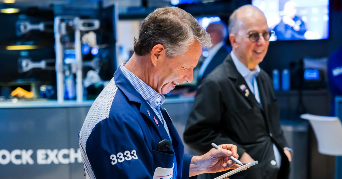 S&P 500 và Nasdaq lập đỉnh mới: Dòng tiền chuyển hướng dưới tác động kép từ địa chính trị và lạm phát