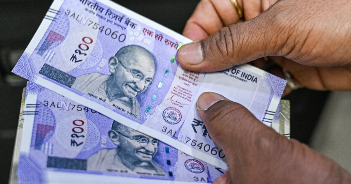 Rupee Ấn Độ mất giá kéo dài: Sức ép từ thuế quan, cú sốc năng lượng và dòng vốn ngoại rút ròng