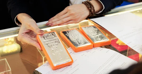 Giá bạc mất gần một nửa giá trị từ đỉnh: Áp lực từ USD mạnh và kỳ vọng lãi suất cao