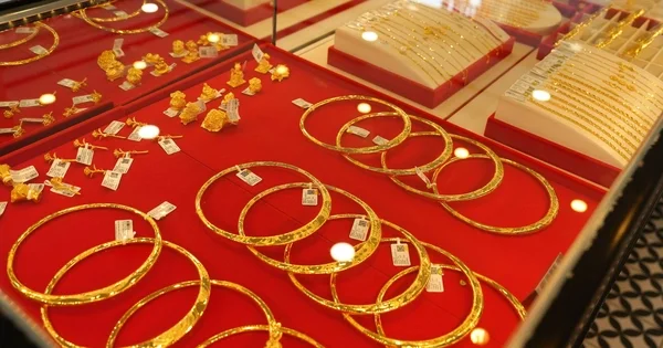 Đà phục hồi của vàng và bạc đầu tuần: Áp lực từ đồng USD và kỳ vọng lãi suất