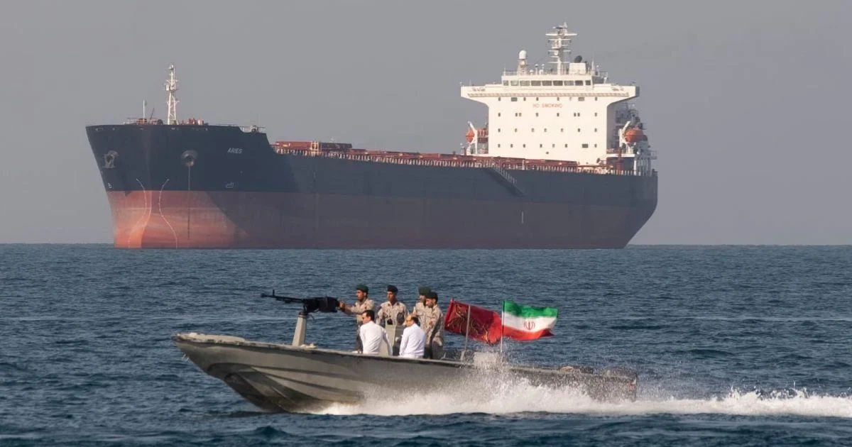 Căng thẳng Hormuz leo thang: Từ cảnh báo của Iran đến tín hiệu trấn an từ Mỹ và tác động lên giá dầu