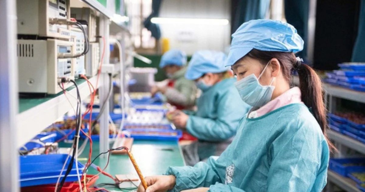 Từ báo cáo "Dòng chảy Pháp luật Kinh doanh 2025" của VCCI: Phân tích tác động của cải cách thể chế đối với dòng tiền đầu tư và chi phí vốn