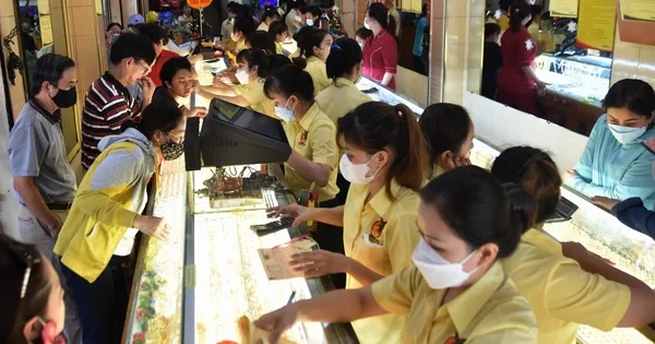 Giá vàng thế giới bốc hơi hơn 100 USD: Áp lực từ kỳ vọng lãi suất Fed và sự dịch chuyển dòng tiền