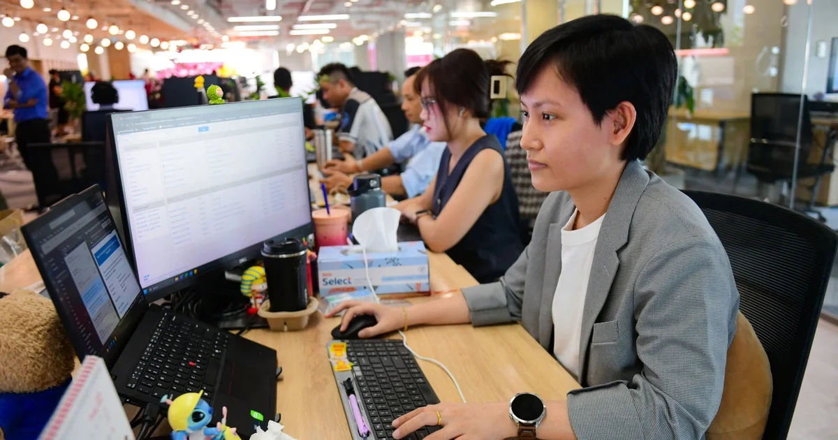 Việt Nam dẫn đầu ASEAN về tỷ lệ người lao động tiên phong AI: Cơ hội năng suất và thách thức từ độ trễ tổ chức