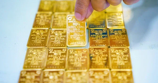 Giá vàng, bạc cùng giảm đầu tuần: Áp lực từ USD và dầu thô tăng trở lại