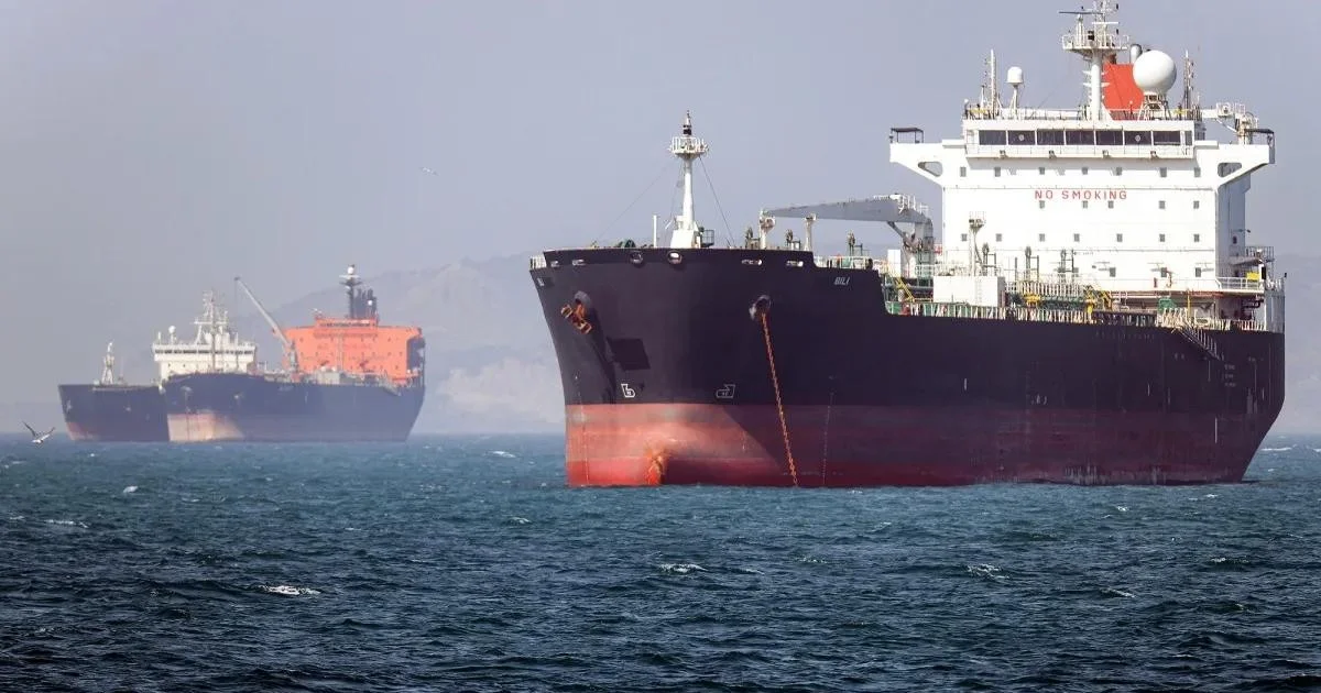 Giá dầu chạm đáy 4 tháng: Tín hiệu tái cân bằng cung qua Hormuz và chi phí vốn thay đổi