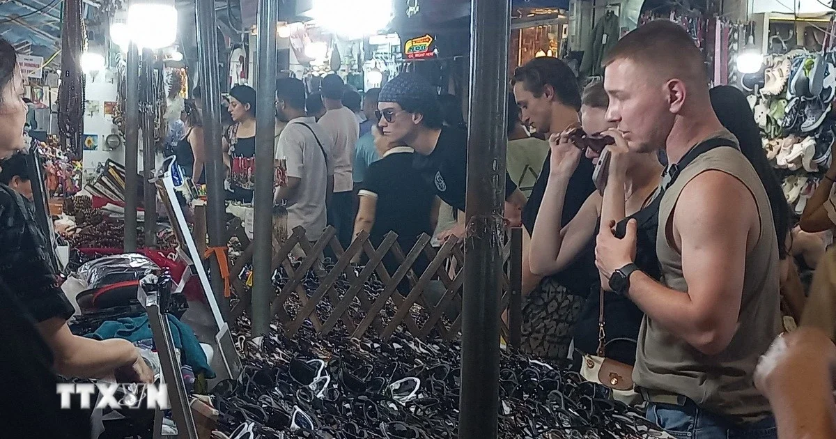 Hà Nội kỳ vọng đánh thức tiềm năng du lịch từ kinh tế đêm: Bài toán dòng tiền dịch vụ và chi tiêu du khách