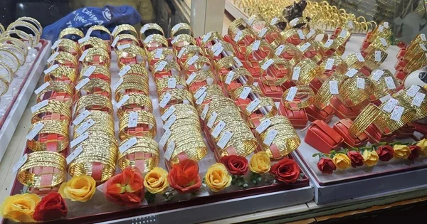 Từ đà giảm hơn 15 triệu đồng/lượng của vàng SJC và vàng nhẫn: Áp lực từ đồng USD mạnh và tâm lý phòng thủ tài sản