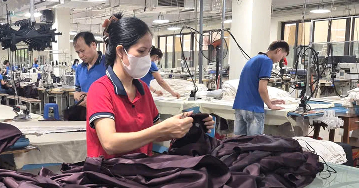 Từ câu chuyện Vinatex 'nín thở' chờ thuế quan Mỹ: Áp lực đơn hàng và dòng tiền ngành dệt may cuối năm 2026
