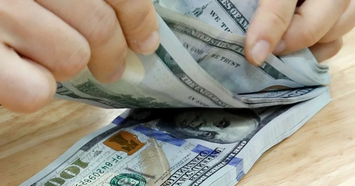 Chênh lệch giá mua-bán USD tự do thu hẹp: Tín hiệu từ thị trường ngoại tệ và tác động vĩ mô
