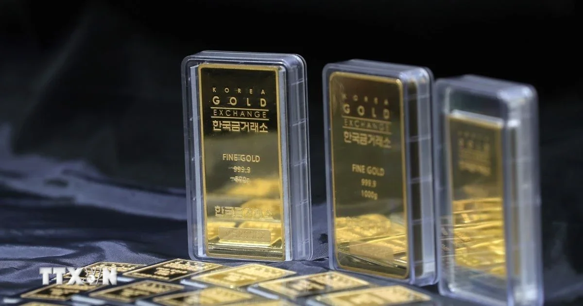 Áp lực từ Fed và USD mạnh kéo giá vàng giảm sâu