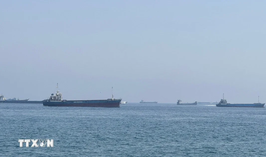 Eo biển Hormuz: Lưu lượng tàu giảm sau các vụ tấn công mới – Tín hiệu rủi ro cho chuỗi cung ứng năng lượng