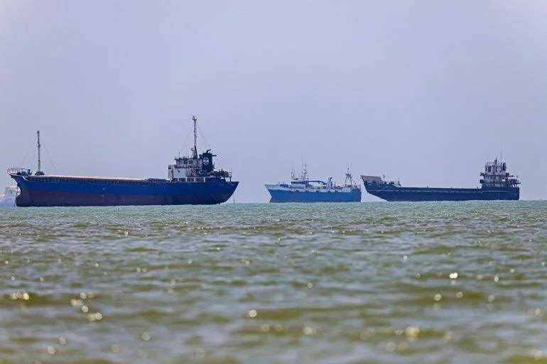 Từ lệnh chặn tàu tại Hormuz đến cảnh báo quân sự: Áp lực địa chính trị lên dòng chảy năng lượng và risk-off toàn cầu