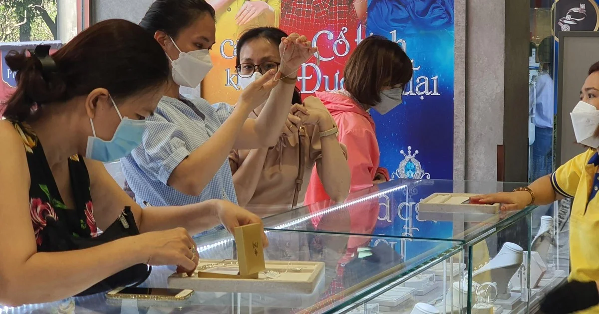 Từ cơn sốt vàng nội khan hàng: Nhìn về cấu trúc cung – cầu và độ vênh giá dưới áp lực địa chính trị