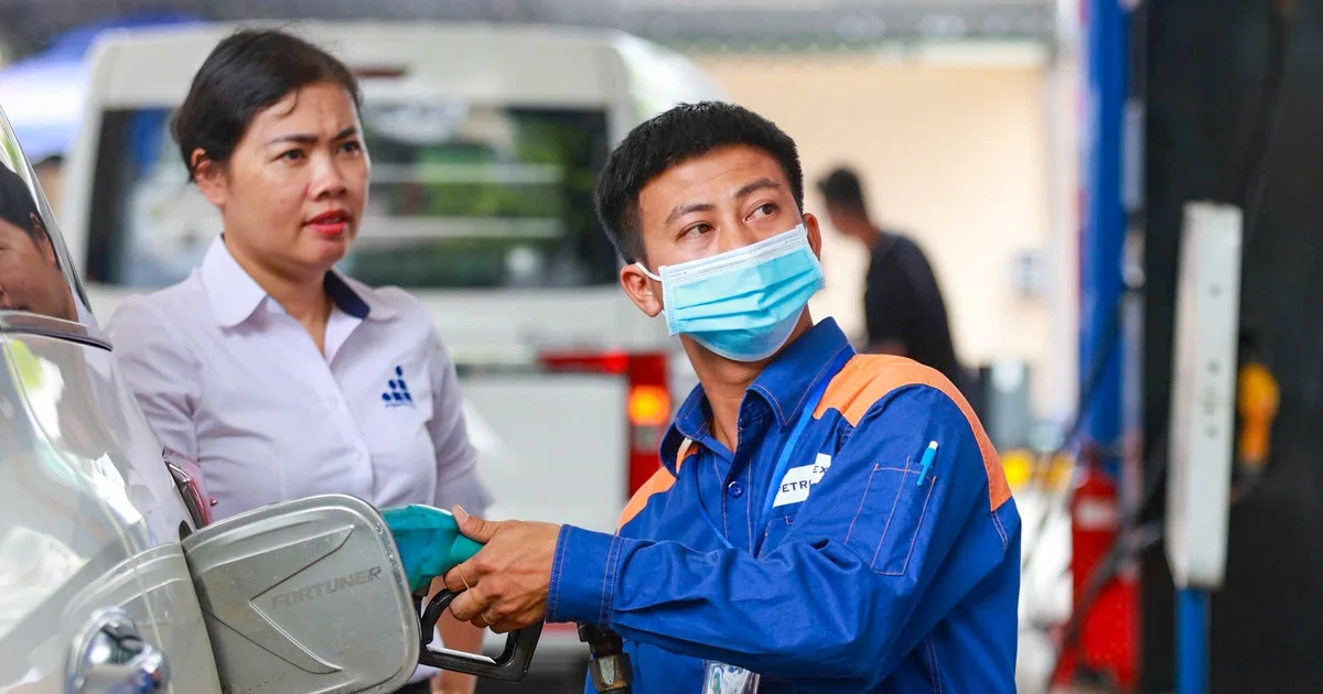 Từ đợt giảm giá xăng dầu ngày 18-6: Áp lực cung dư thừa và chính sách chuyển đổi nhiên liệu