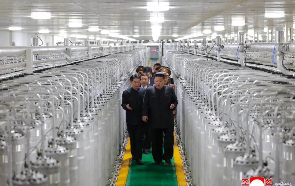 Từ chuyến thị sát cơ sở hạt nhân mới của ông Kim Jong-un nhìn về áp lực địa chính trị và dòng vốn phòng thủ