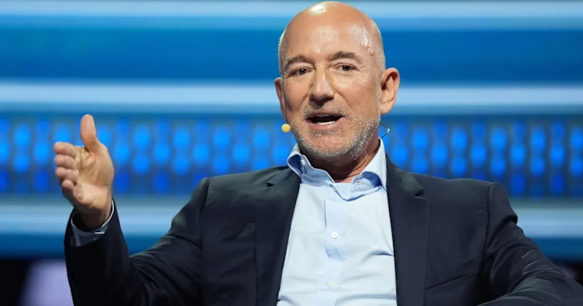 Jeff Bezos: AI sẽ không gây mất việc hàng loạt mà mở ra 'nhiều kỷ nguyên vàng'