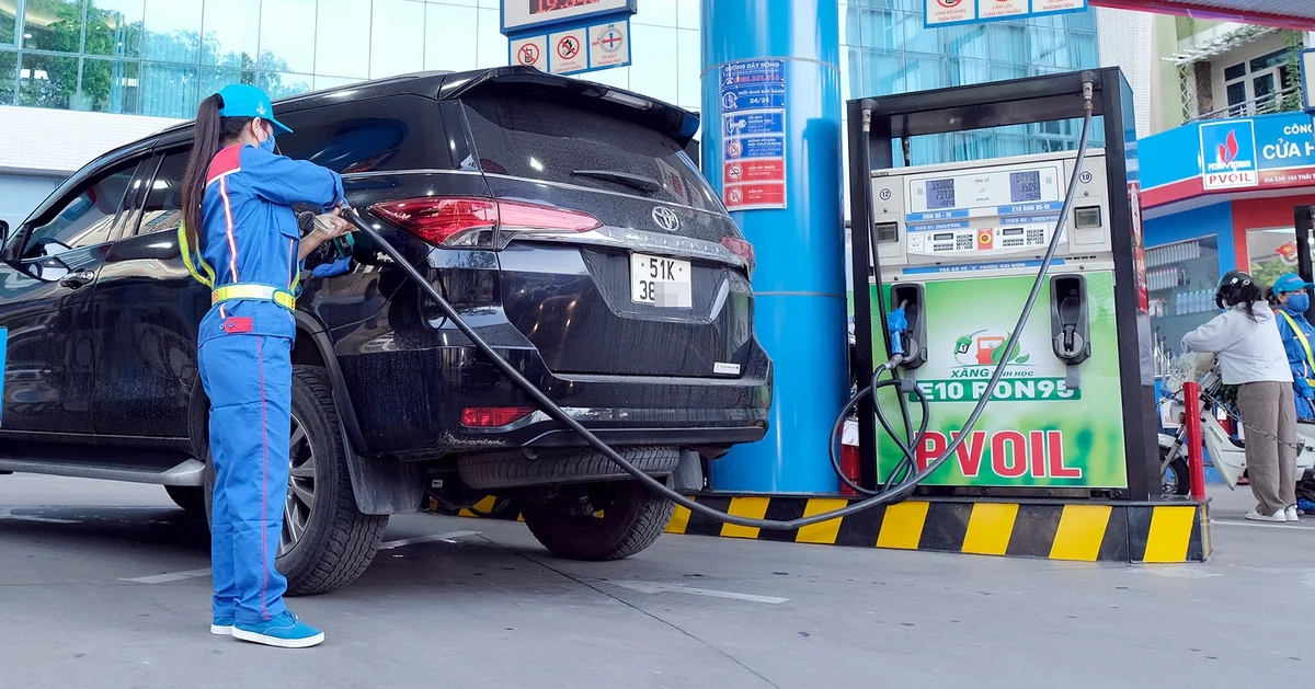 Áp lực giá xăng dầu trong kỳ điều hành mới: E10RON95 neo trên 22.000 đồng dưới tác động của chính sách và thị trường toàn cầu