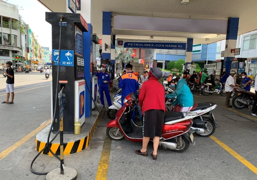 Từ đáy dầu 80 USD/thùng: Tác động kép lên lạm phát, tỷ giá và dòng tiền nội địa Việt Nam