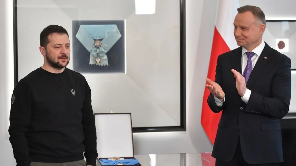 Ba Lan tước Huân chương Đại bàng trắng của Tổng thống Zelensky: Phân tích rủi ro địa chính trị và tác động đến dòng vốn phòng thủ
