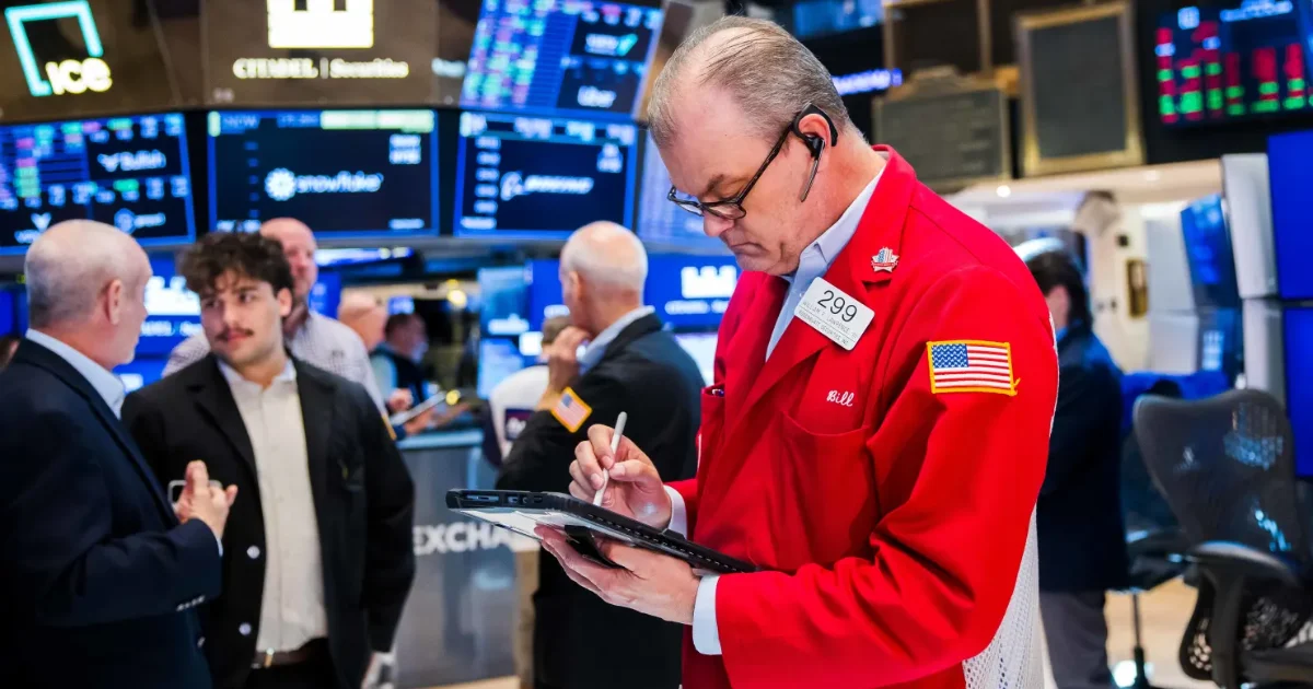 Phiên giao dịch mở rộng: Dow Jones lập kỷ lục mới, dòng tiền rút khỏi AI chip và giá dầu giảm 3%
