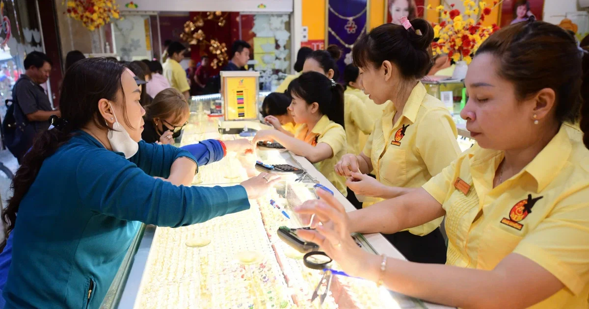 Giá vàng bật tăng và 'ông lớn' ngành nước TP.HCM giải thể 4 công ty con: Áp lực tái cấu trúc từ dòng tiền và chi phí vốn