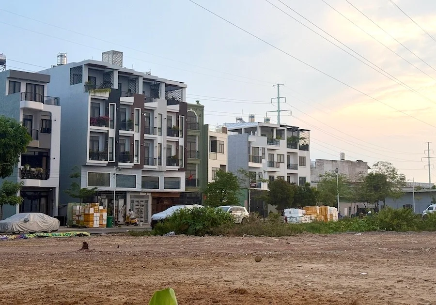 Người trẻ 'quay xe' chọn chung cư: Áp lực thanh khoản nhà phố TP.HCM và tác động vĩ mô