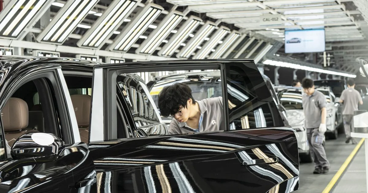 PMI Trung Quốc chạm ngưỡng 50 điểm: Sản xuất đình trệ, xuất khẩu vẫn trụ vững nhờ AI