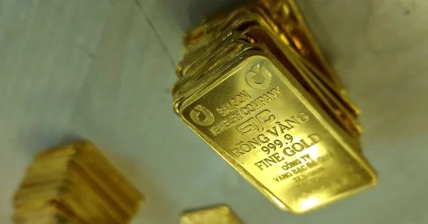Giá vàng lùi sát 4.300 USD: Áp lực từ USD mạnh và kỳ vọng lãi suất cao kéo dài