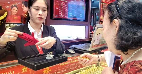 Giá vàng giảm hơn 2 triệu đồng/lượng: Áp lực từ kỳ vọng lãi suất cao kéo dài của Fed