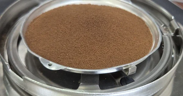 Giá cà phê nội địa đi lùi: Khoảng cách với thế giới phản ánh tâm lý phòng thủ và kỳ vọng xuất khẩu từ Trung Quốc