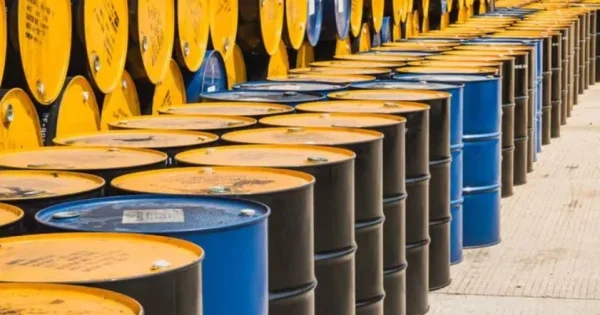 Giá dầu thế giới giảm tuần thứ ba liên tiếp: Áp lực từ nguồn cung Iran và tín hiệu từ Fed