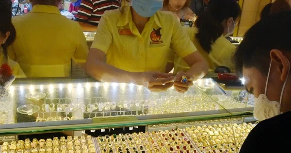 Giá vàng trong nước giảm sâu, biên độ mua-bán giãn rộng: Áp lực thanh khoản và độ trễ chính sách