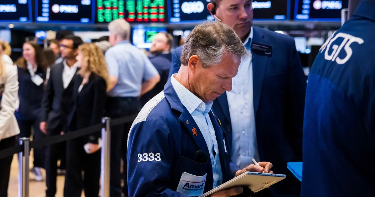 Dow Jones lập kỷ lục, giá dầu giảm sâu dưới 80 USD/thùng: Phân tích dòng tiền chu kỳ và vĩ mô