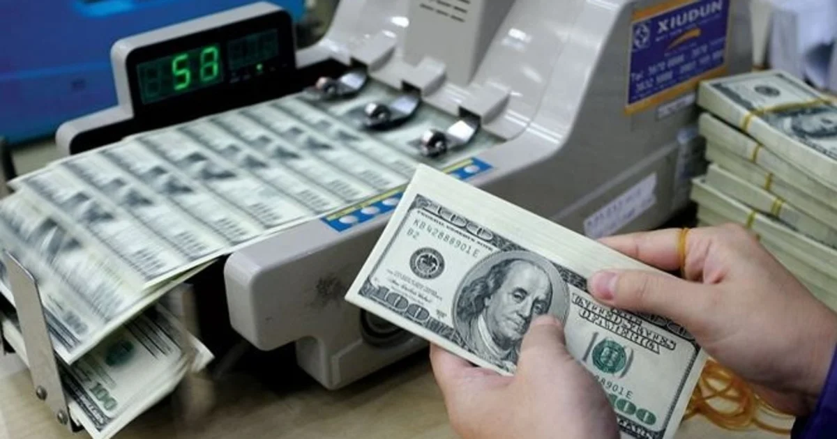 Khoảng cách USD tự do và ngân hàng thu hẹp dưới 10 đồng: Tín hiệu kiểm soát dòng tiền phi chính thức
