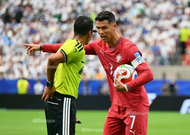 Phản ứng của Ronaldo trước câu hỏi về Messi: Góc nhìn từ tâm lý phòng thủ và chiến lược truyền thông