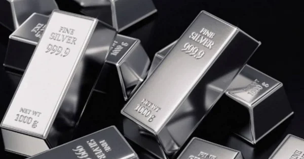 Giá bạc chạm đáy 6 tháng: Áp lực kép từ lợi suất neo cao và chính sách thắt chặt