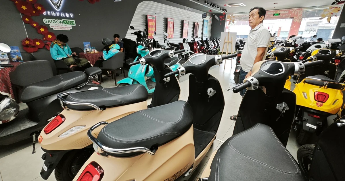 Từ quy định chỗ sạc chung cư đến cuộc đua giá xe máy điện: Áp lực hạ tầng và dòng vốn ngành năng lượng mới