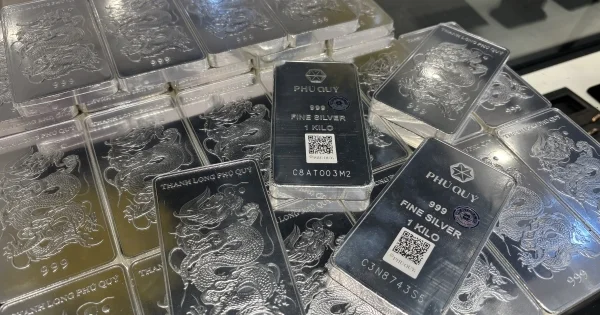 Từ đà giảm hơn 6% của giá bạc: Áp lực từ USD và lợi suất trái phiếu đè nặng lên kim loại quý