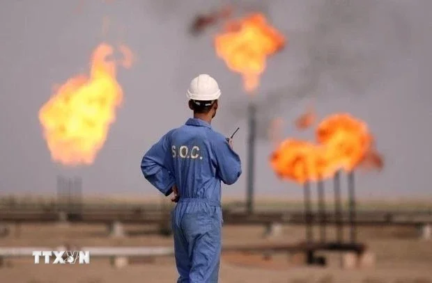 Giá dầu thô tăng hơn 1%: Eo biển Hormuz tắc nghẽn và bài toán nguồn cung dự phòng