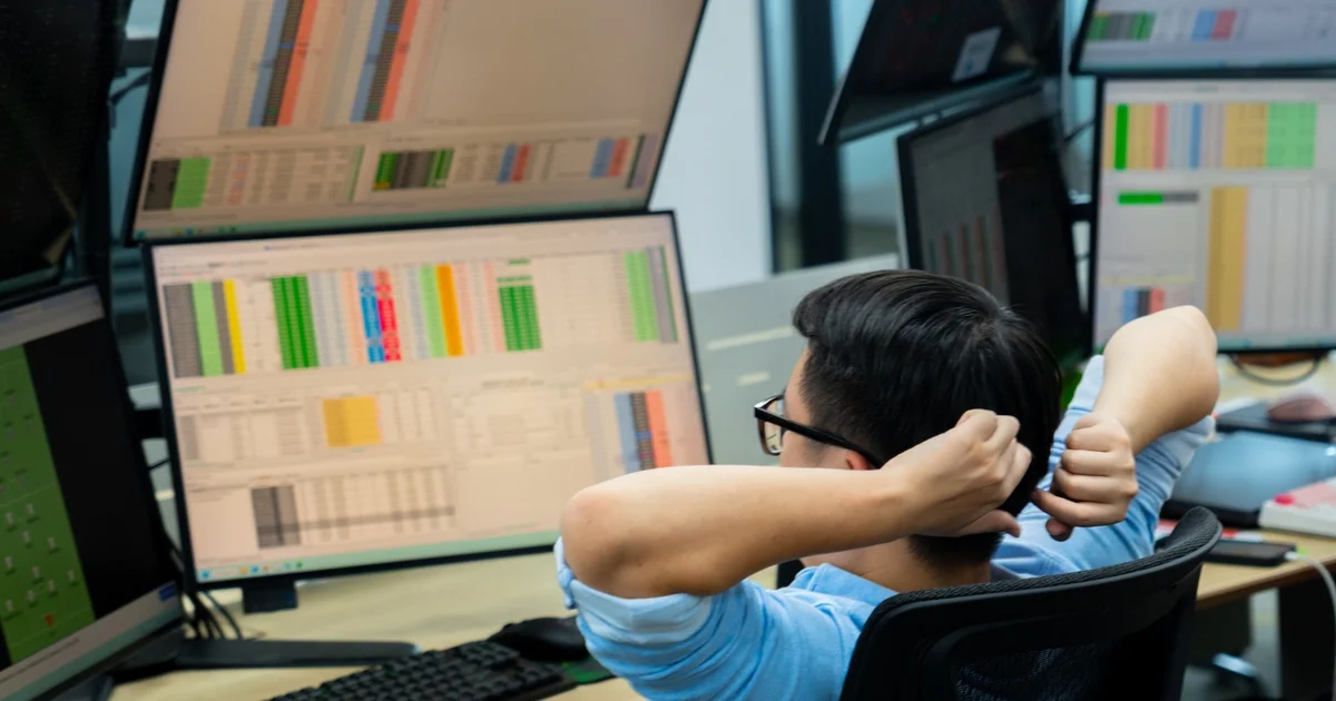 VN-Index vẫn giằng co vùng 1.900 điểm: Áp lực thanh khoản và câu chuyện cổ phiếu PNJ