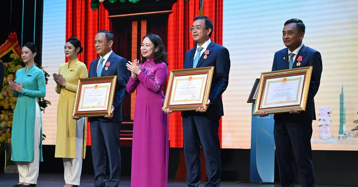 Vietnam Airlines nhận Huân chương Lao động hạng Ba và Bằng khen Thủ tướng: Tín hiệu từ khung pháp lý và hỗ trợ thể chế