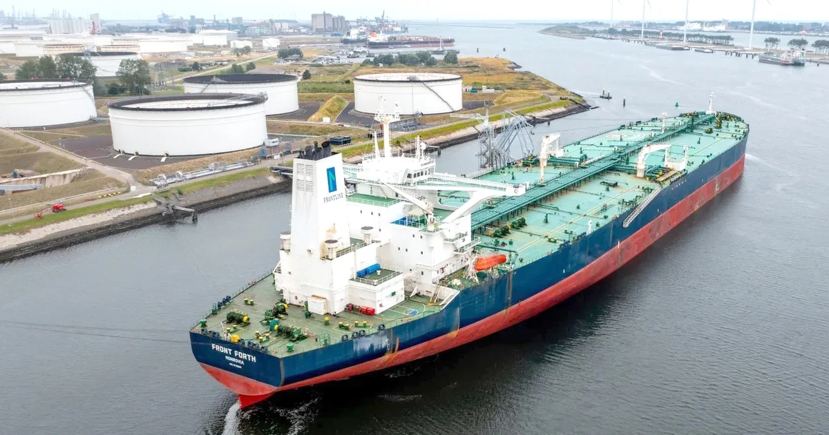 Giá dầu tăng mạnh sau vụ tàu chở dầu bị tấn công gần eo biển Hormuz: Áp lực địa chính trị và tác động đến dòng tiền năng lượng