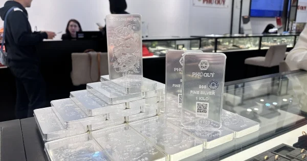 Giá bạc phục hồi sau chuỗi giảm: Sức ép từ USD mạnh và kỳ vọng Fed vẫn là rào cản