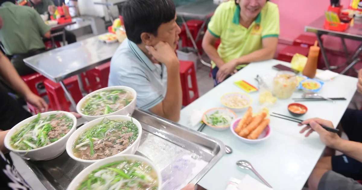 Giá cơm, bún, phở tăng không giảm: Dòng tiền chi tiêu và áp lực lạm phát cục bộ trong nền kinh tế