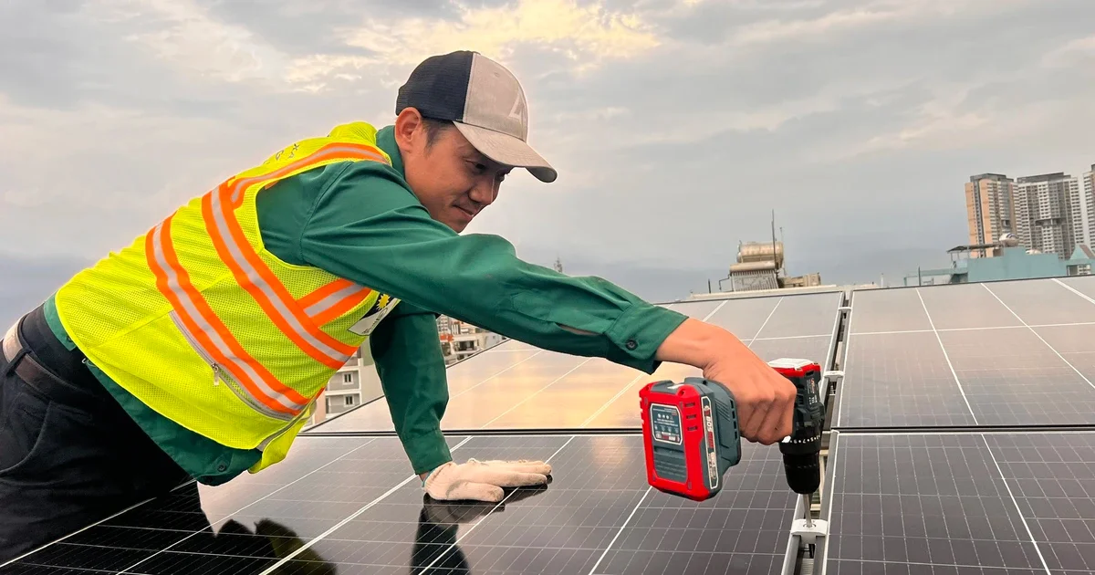 Chưa đồng thuận ngân sách hỗ trợ điện mặt trời mái nhà: Áp lực chi phí vốn và kỳ vọng dòng tiền từ cơ chế bán điện
