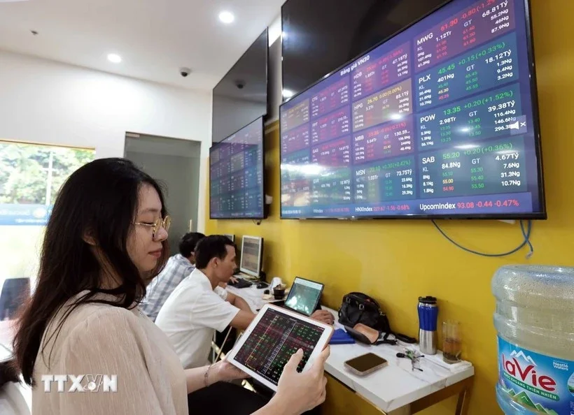Áp lực bán lan rộng: VN-Index mất mốc 1.800 điểm trong tuần điều chỉnh thứ ba liên tiếp