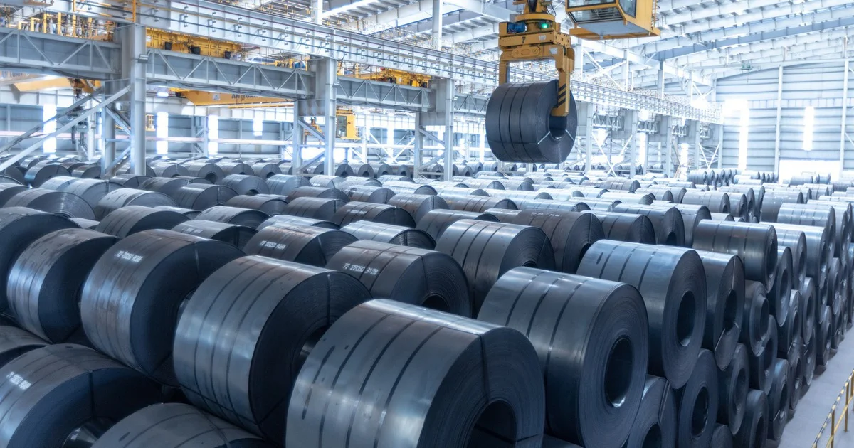 Thép HRC nội địa giảm giá trước áp lực hàng nhập khẩu từ Ấn Độ và Indonesia – Tác động đến dòng tiền hàng hóa và cổ phiếu thép