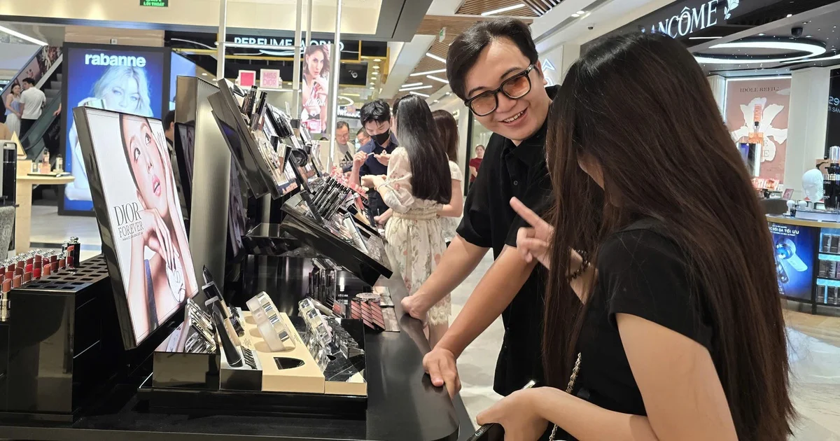 Từ sự trở lại của Gen Z tại trung tâm thương mại: Tín hiệu cho dòng tiền bán lẻ vật lý?